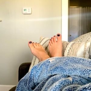 Navy toe nail polish 😻